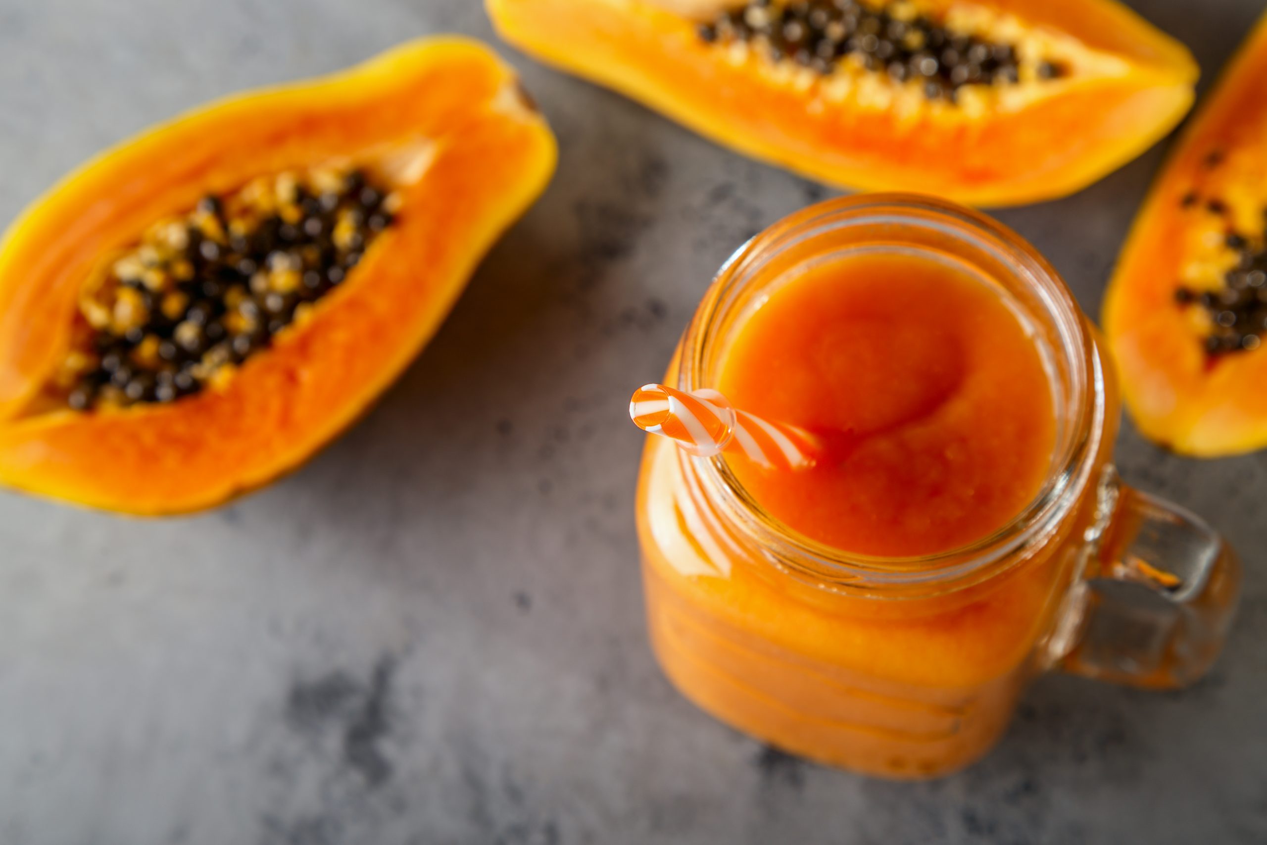 Smoothie de papaya, focalizare selectivă. Detoxifiere, mâncare dietetică.